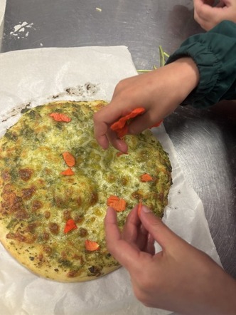 decorating_pizza_no_waste.jpg
